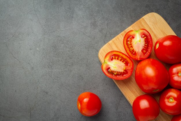 Tomates fraîches prêtes à cuire