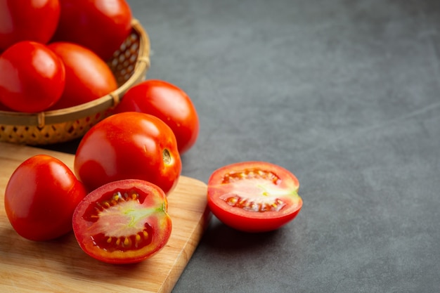 Tomates fraîches prêtes à cuire