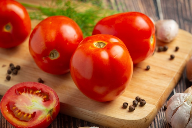 Tomates fraîches prêtes à cuire