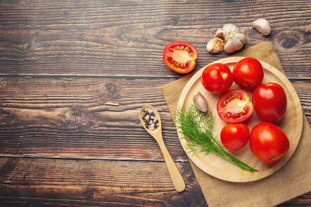 Tomates fraîches prêtes à cuire