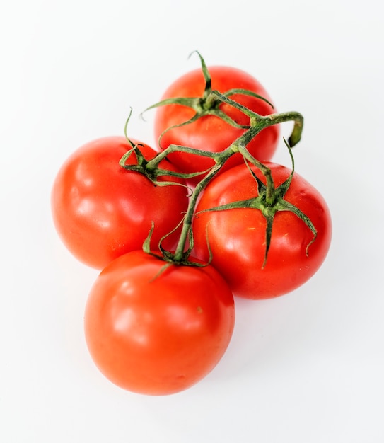 Tomates naturelles isolées sur fond