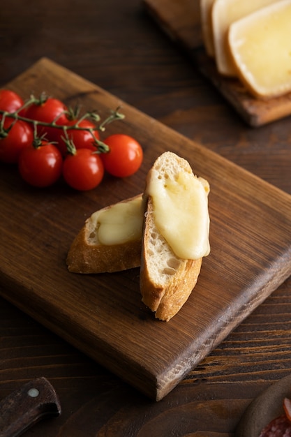 Tomates et pain au fromage angle élevé