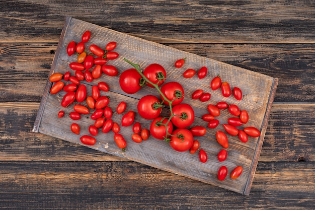 Tomates sur planche à découper