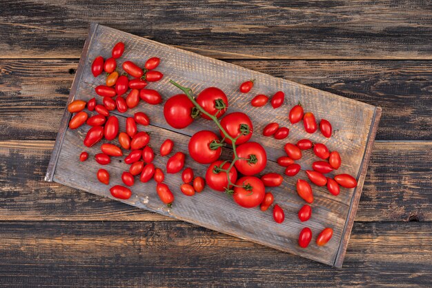 Tomates sur planche à découper