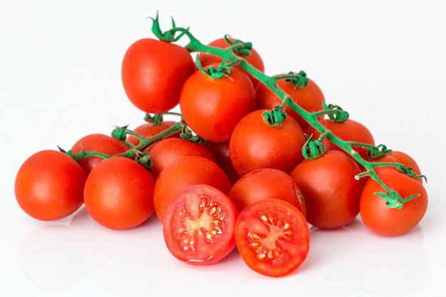 Tomates rondes les unes sur les autres sur blanc
