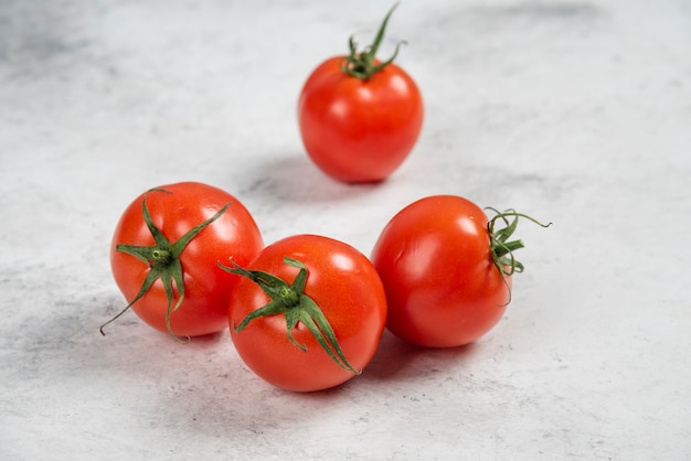 Tomates rouges fraîches sur fond de marbre