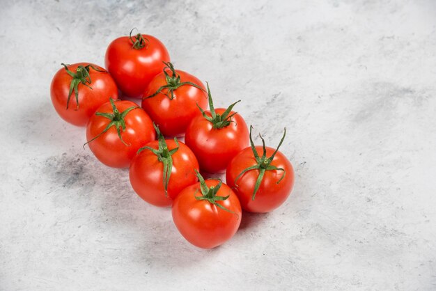 Tomates rouges fraîches sur fond de marbre