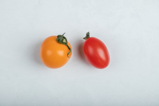 Tomates rouges et jaunes biologiques fraîches. Photo de haute qualité