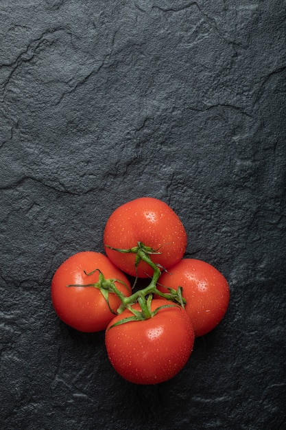 Photo gratuite tomates rouges mûres sur une surface sombre