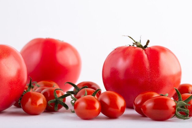 Tomates rouges tomates cerises rouges sur fond blanc