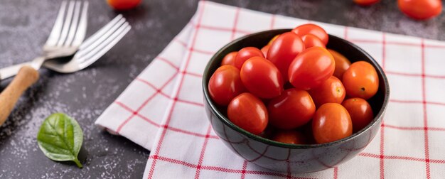 Les tomates sont dans la tasse noire