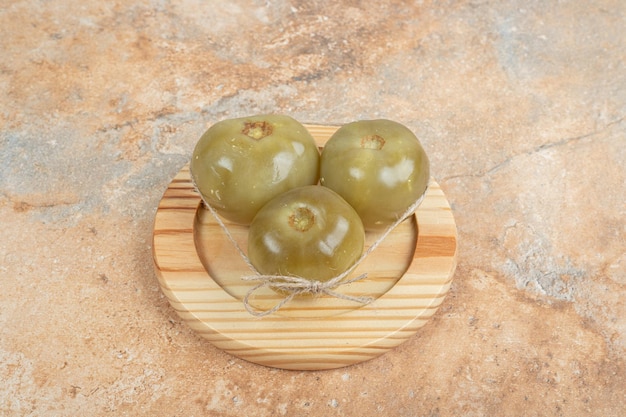 Tomates Vertes Fermentées Sur Plaque En Bois.