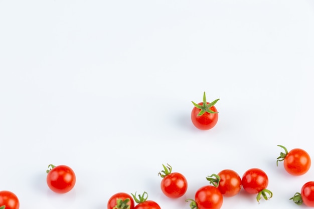 Tometo est le matériau principal pour faire du ketchup sur un mur blanc.