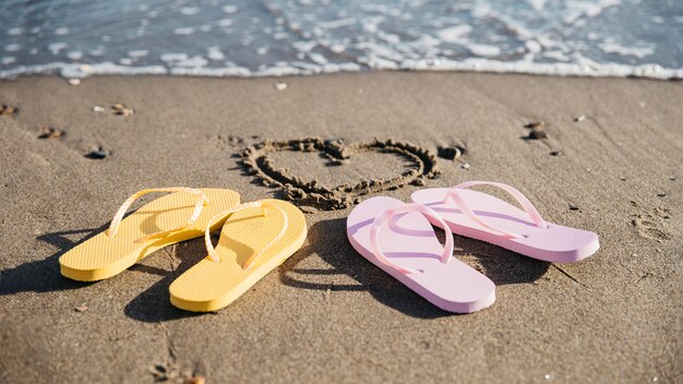 Tongs dans le sable à la plage