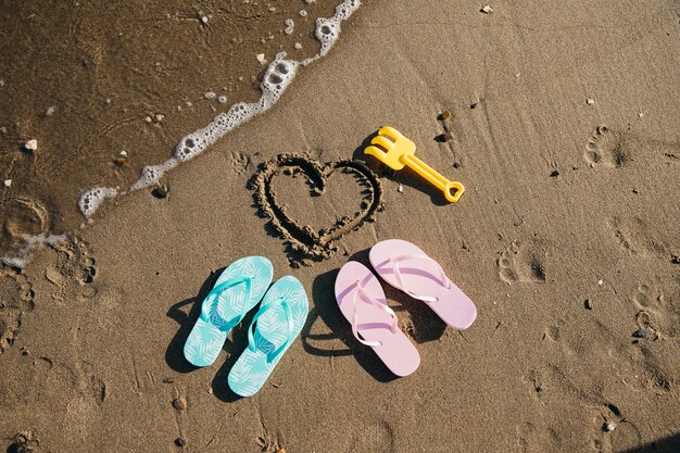 Tongs dans le sable à la plage