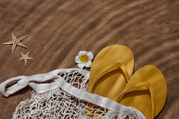 Photo gratuite tongs nature morte sous l'eau