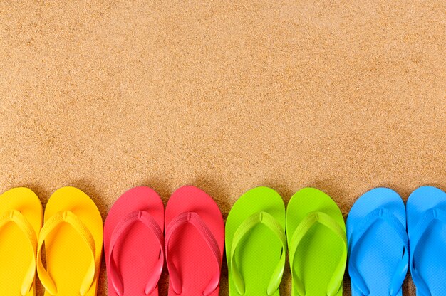 Tongs sur une plage de sable fin