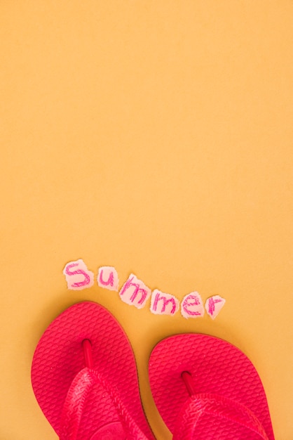 Photo gratuite tongs rouges et mot d'été