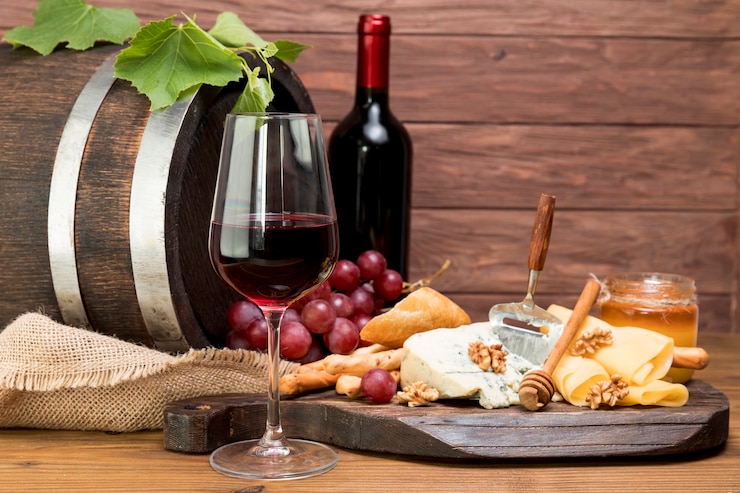 Photo gratuit tonneau en bois à côté de vin et tapa