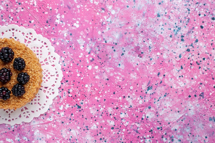 Photo gratuit top close view blackberry cake petit gâteau fruité sur fond rose clair.