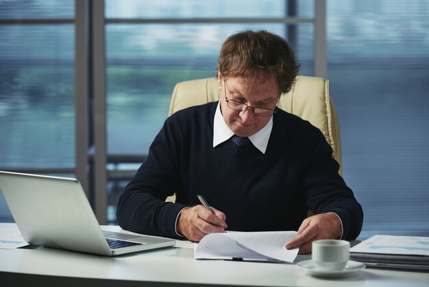 Le top manager s'occupe de la paperasse dans son bureau