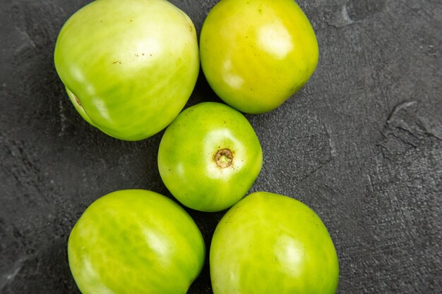 Top tomates vertes vue rapprochée sur table sombre avec espace de copie