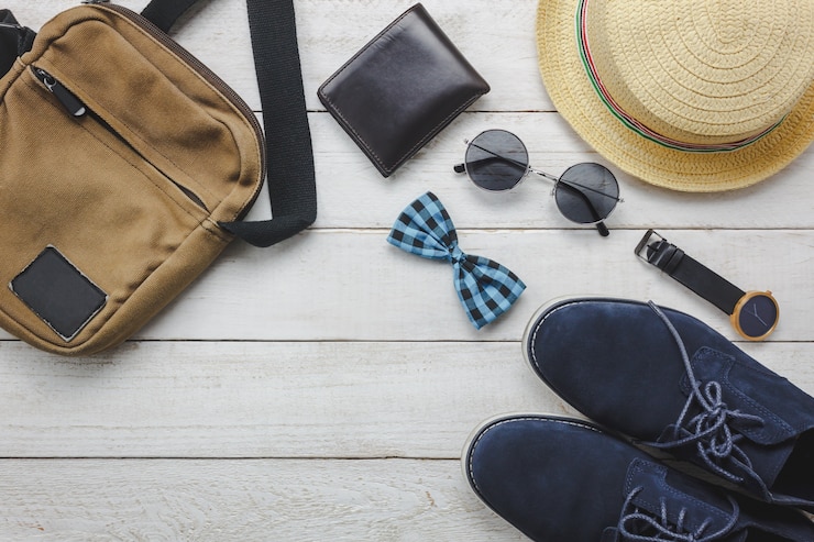 Photo gratuit top view accessoires pour voyager avec le concept d'habillement homme. bow ti