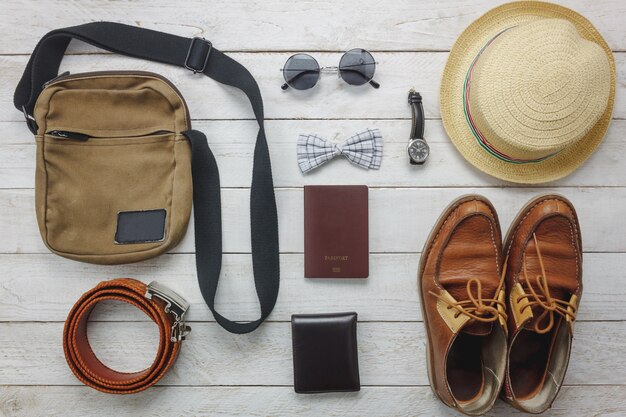 Top view accessoires pour voyager avec le concept d&#39;habillement homme. bow ti