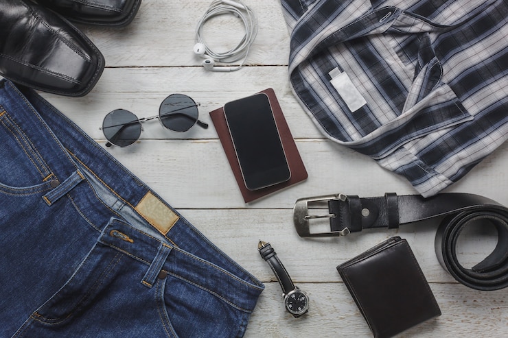 Photo gratuit top view accessoires pour voyager avec le concept d'habillement homme. chemise,