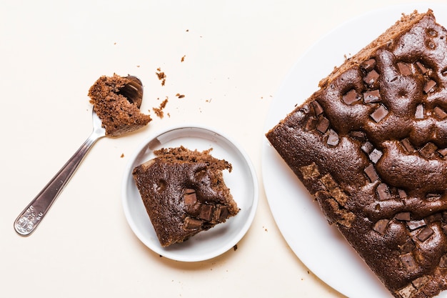 Top view cake au chocolat sur une assiette