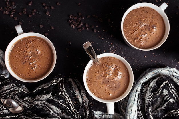 Top view chocolat chaud et chips de cacao