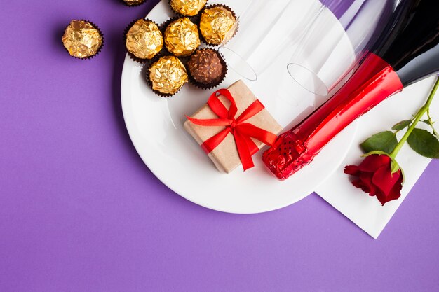 Top view decoration with chocolate et white plate