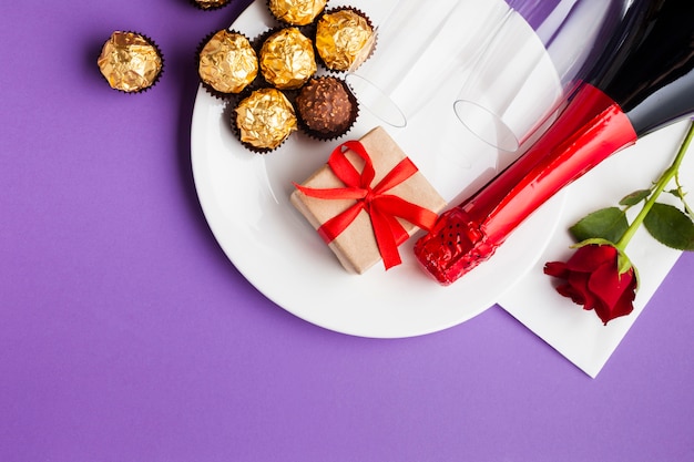 Top view decoration with chocolate et white plate