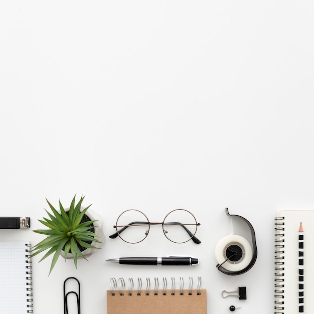 Top view desk avec fournitures de bureau