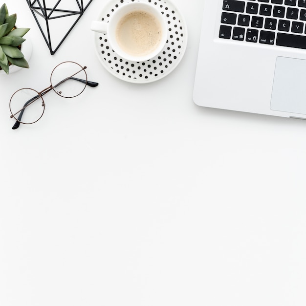 Top view desk avec ordinateur portable et café