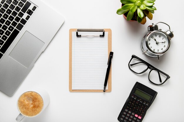 Top view desk avec presse-papiers et horloge