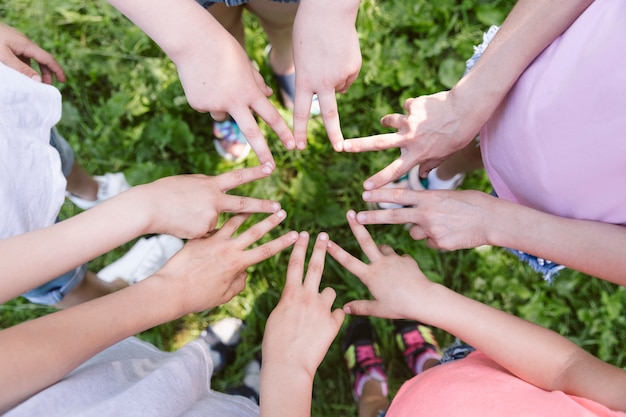 Top view kids faisant une étoile avec leurs mains