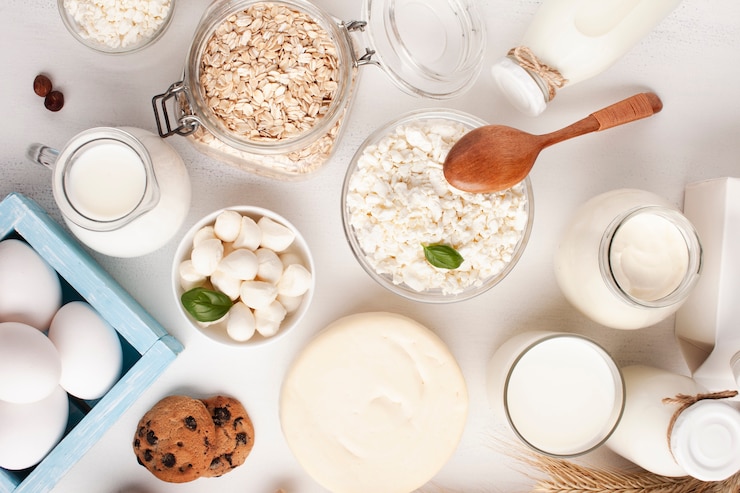 Photo gratuit top view produits laitiers et biscuits