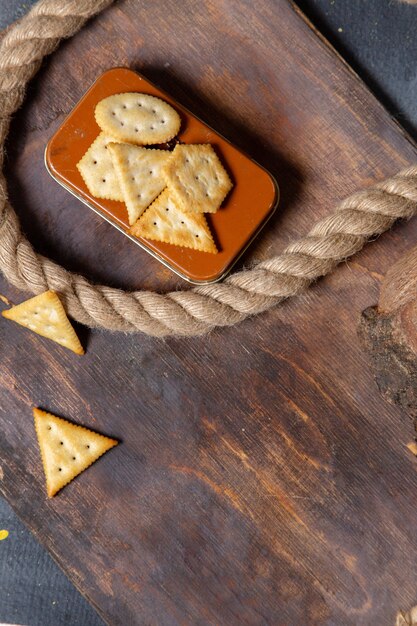 Top vue éloignée différents craquelins salés avec roeps sur le bureau en bois craquelin croustillant snack photo