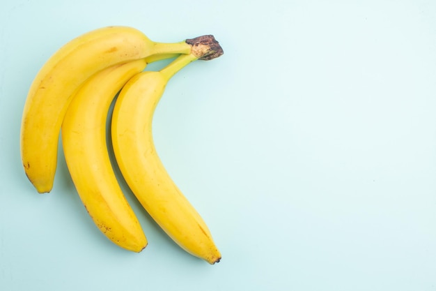 Top vue en gros plan bananes trois bananes rouges sur fond bleu