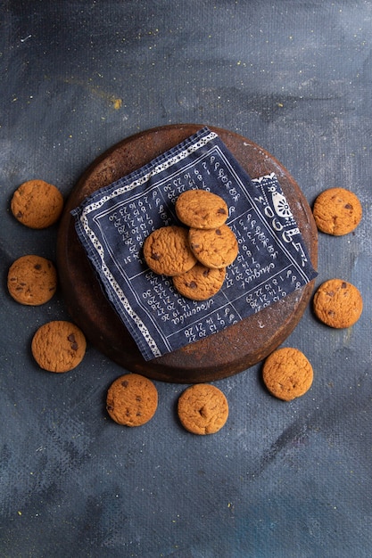 Photo gratuite top vue lointaine délicieux biscuits au chocolat cuits au four et délicieux sur le fond gris foncé biscuit biscuit sucré