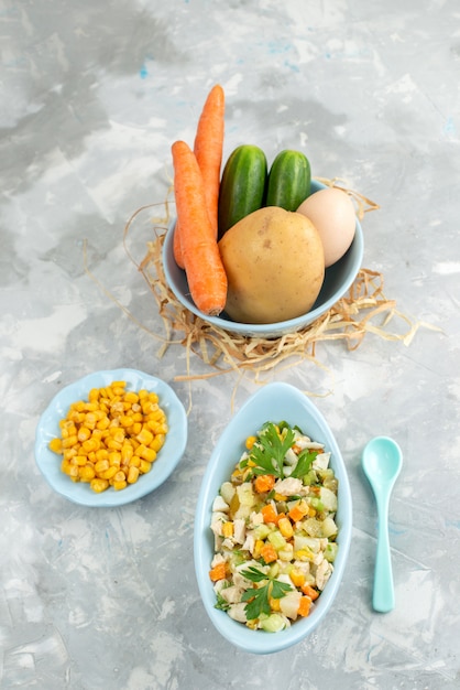 Photo gratuite top vue lointaine légumes frais avec de la salade sur la salade de repas de nourriture de bureau whtie