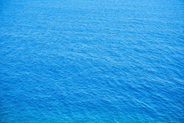 Top vue sur la mer bleu calme