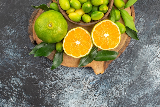 Top vue rapprochée agrumes les agrumes appétissants oranges mandarines avec des feuilles