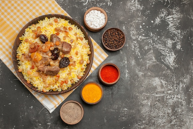 Top vue rapprochée bols de pilaf d'épices colorées pilaf sur la nappe à carreaux