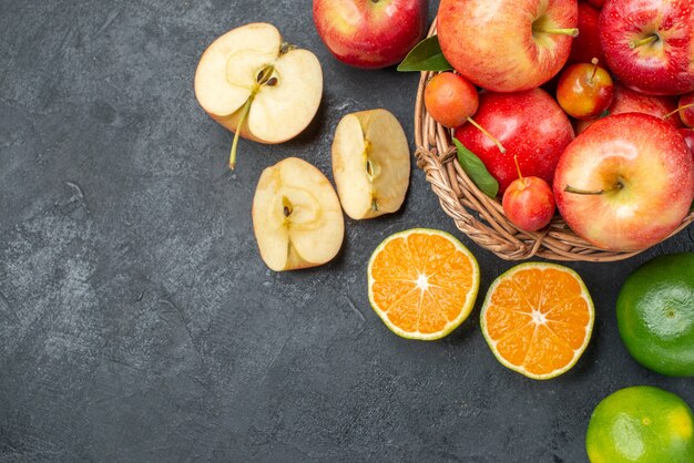 Top vue rapprochée fruits agrumes pommes panier de pommes cerises