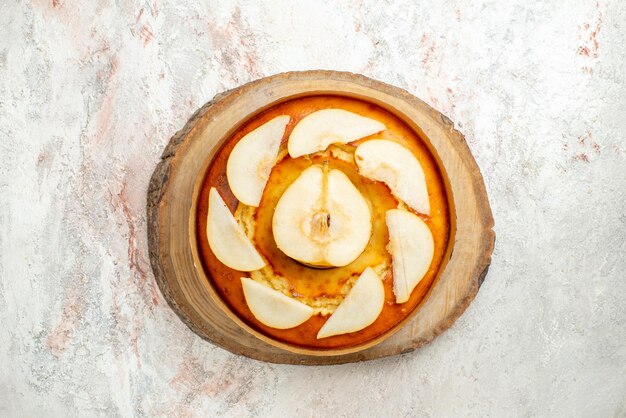 Top vue rapprochée gâteau aux poires savoureux gâteau aux poires sur la planche de bois sur la table lumineuse