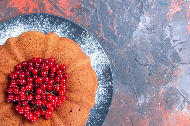 Top vue rapprochée gâteau savoureux gâteau aux groseilles rouges sur la table rouge-bleu