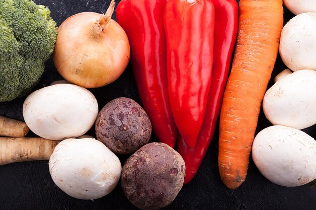 Top vue rapprochée sur les légumes frais sains