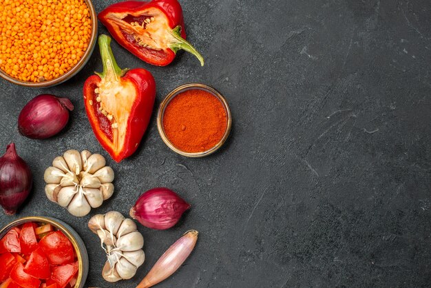 Top vue rapprochée légumes lentilles épices ail oignon tomates poivrons